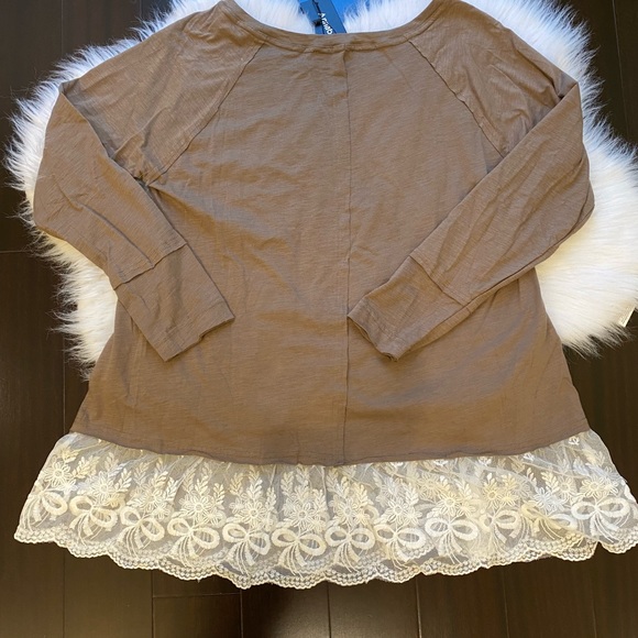 Beautiful Top - Picture 2 of 6